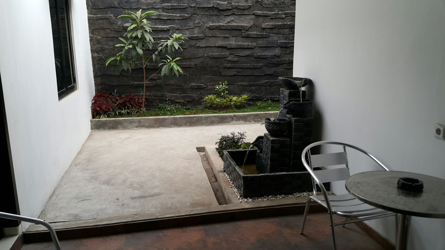 Exterior & Views, Manzila Guest House, Bandung