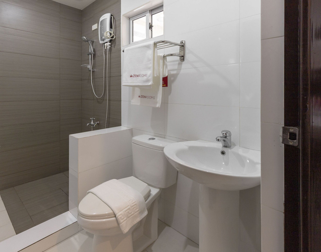 Bathroom 4, ZEN Rooms 10th Ave Cubao, Quezon City