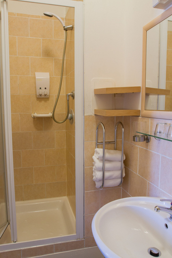 Bathroom 4, Edinburgh Thistle Hotel, Edinburgh