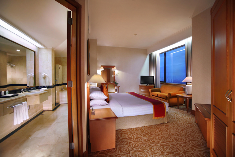 Bedroom 5, Menara Peninsula Hotel, West Jakarta