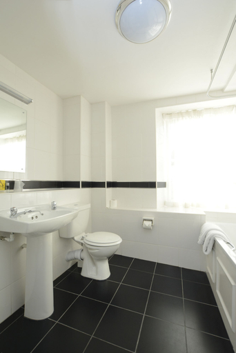 Bathroom 4, The Crown Hotel, Boroughbridge, North Yorkshire - The Coaching Inn Group, North Yorkshire