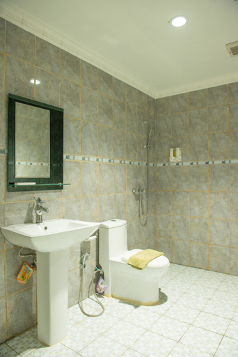 Bathroom 4, Demuon Hotel, Belitung