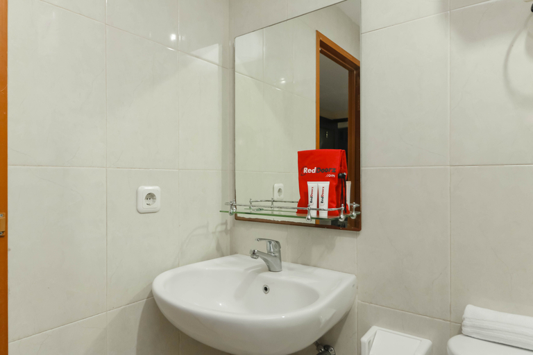 Bedroom 3, RedDoorz Plus near Harmoni Gajah Mada, West Jakarta