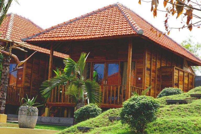 Ocho Bali Surf Camp, Badung