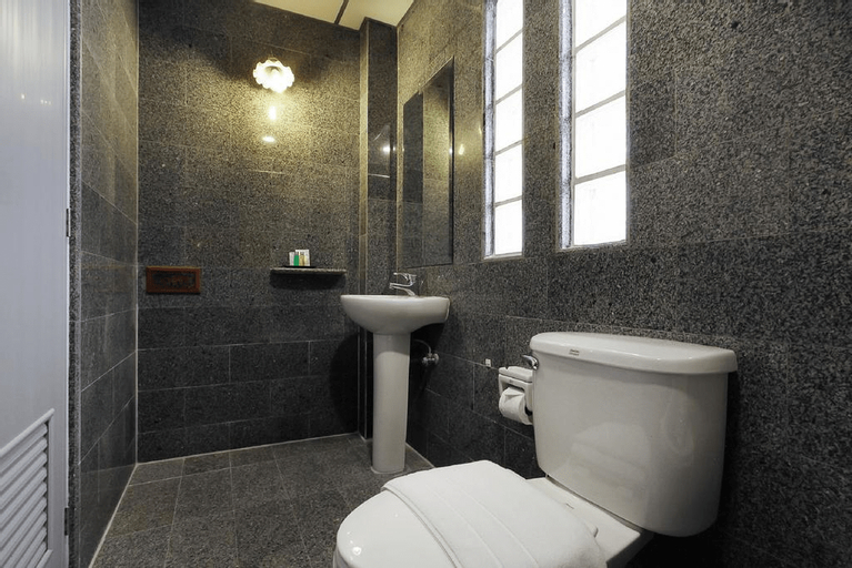 Bathroom 19