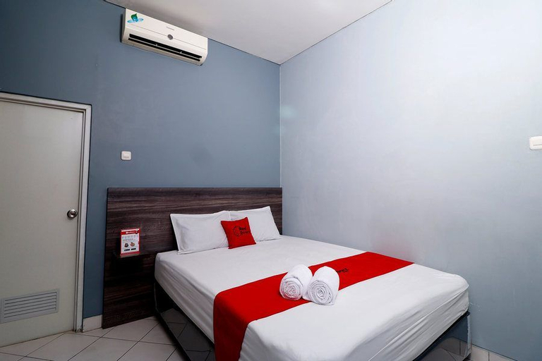RedDoorz Plus near RS Harapan Kita, West Jakarta