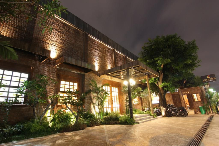 Exterior & Views 9
