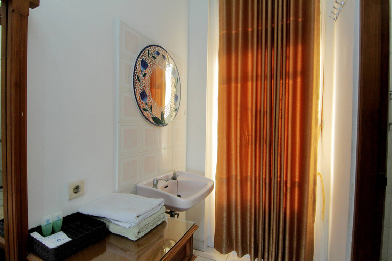 Bathroom, Hotel Fevytra Syariah, Yogyakarta