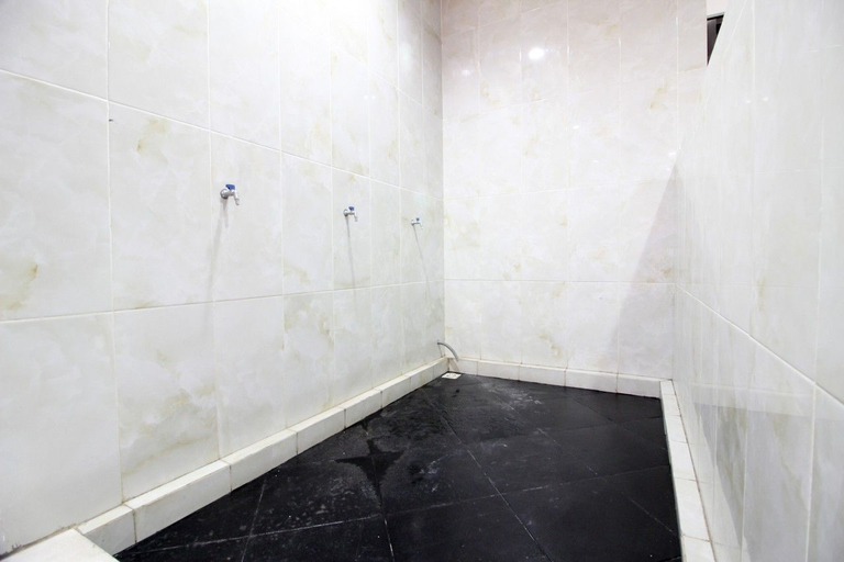 Bathroom 4, RedDoorz Plus @ Affandi Gejayan, Sleman