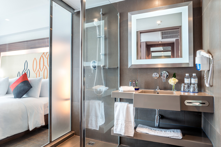 Bathroom 4, Hilton Garden Inn Bangkok Silom, Bang Rak