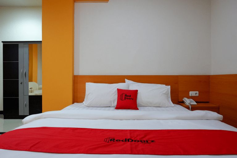 RedDoorz Plus @ Cameloan Hotel Palu - Tap to explore photos