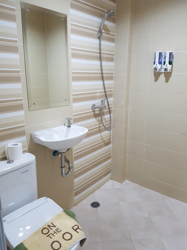 Bathroom 4, Ethan Hotel Kelapa Gading, North Jakarta