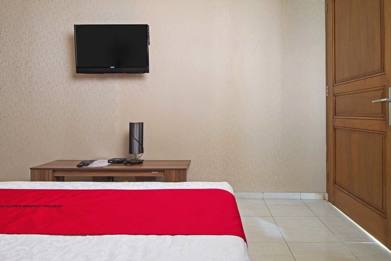 Bedroom 4, RedDoorz Syariah near Mercu Buana University, West Jakarta