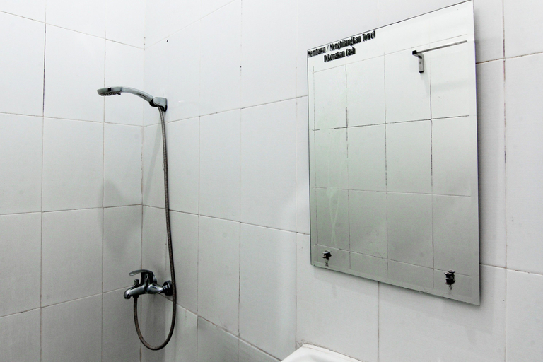 Bathroom 5, Urbanview Hotel Grand Surya Yogyakarta, Yogyakarta
