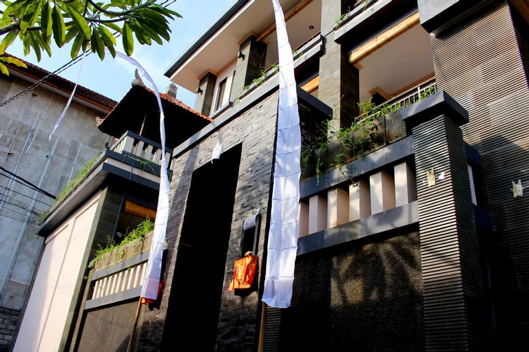 Exterior & Views 24
