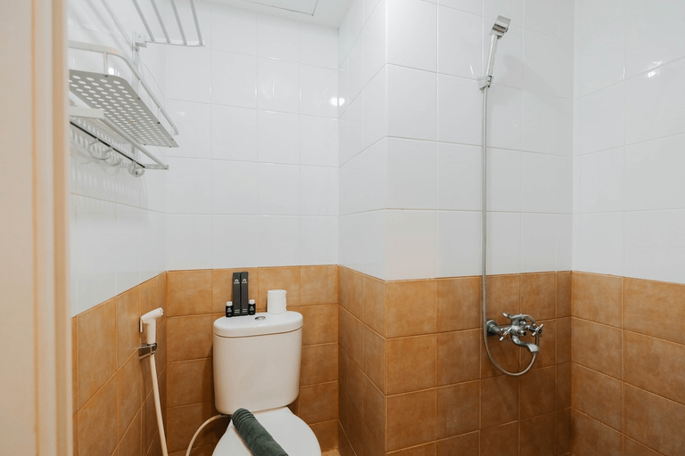 Bathroom, Modern Style Studio Apartment at Green Pramuka City By Travelio, Jakarta Pusat