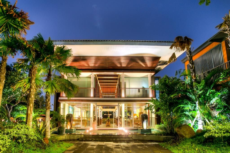 Exterior & Views 6