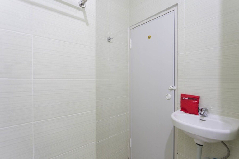 Bathroom 5, RedDoorz Plus @ Boulevard Residence BSD, Tangerang Selatan