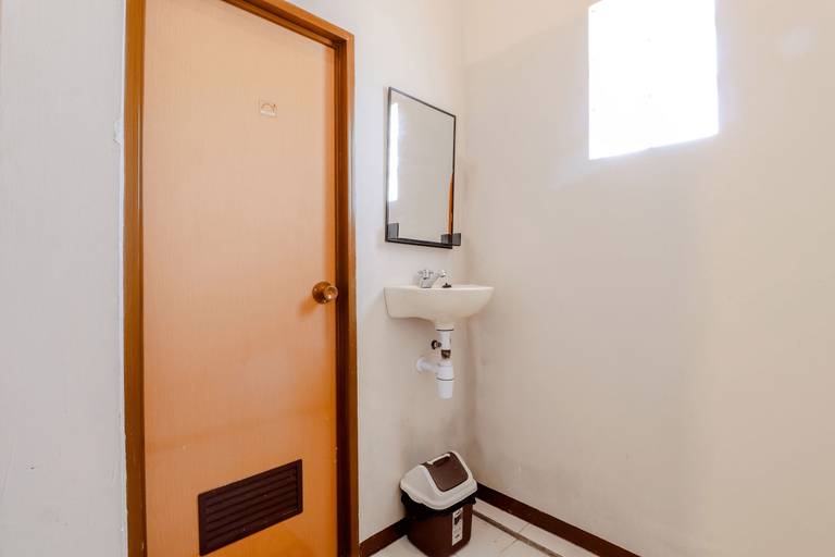 Bathroom 13