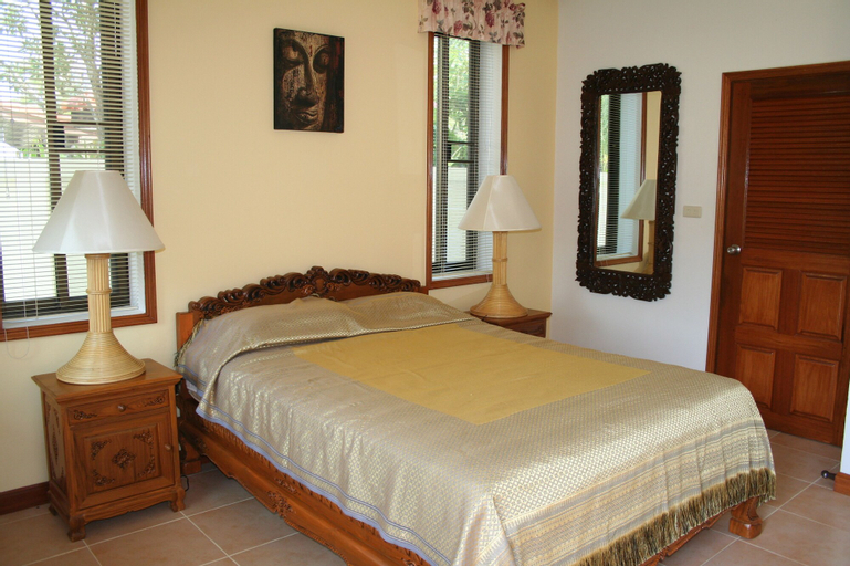 Long Beach Inn, K. Sam Roi Yot