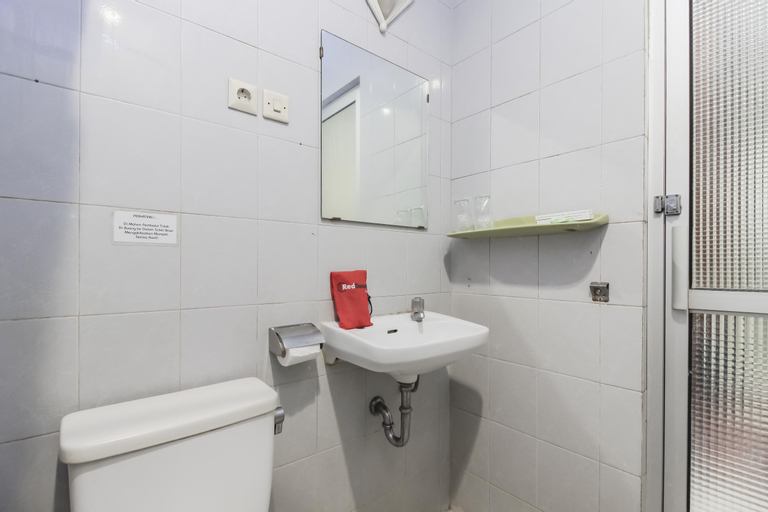 Bedroom 5, RedDoorz Plus near Grage City Mall, Cirebon