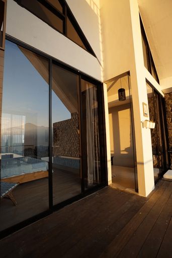 Exterior & Views 17