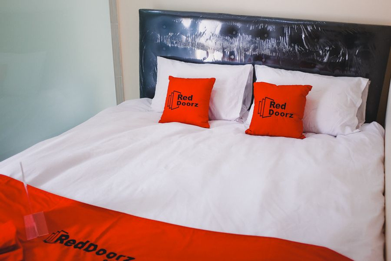RedDoorz Plus near Mall Ciputra Jakarta, West Jakarta