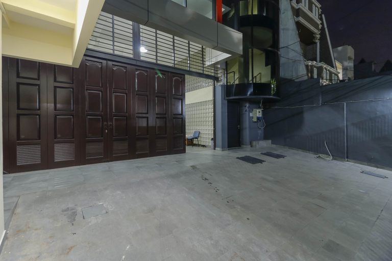 Exterior & Views 2, RedDoorz Plus near Harmoni Gajah Mada, West Jakarta