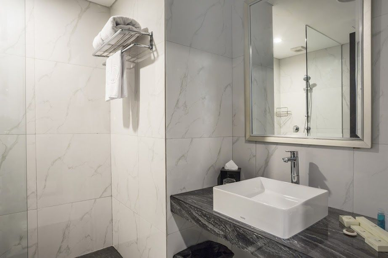 Bathroom 5, The Acacia Hotel Jakarta, Central Jakarta