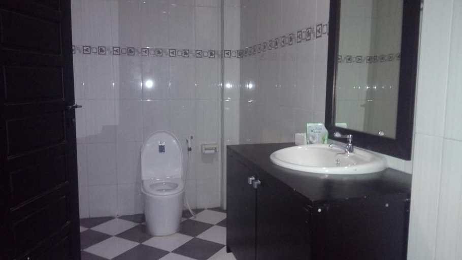 Bathroom 5, Jaya Phita Guest House, Kupang