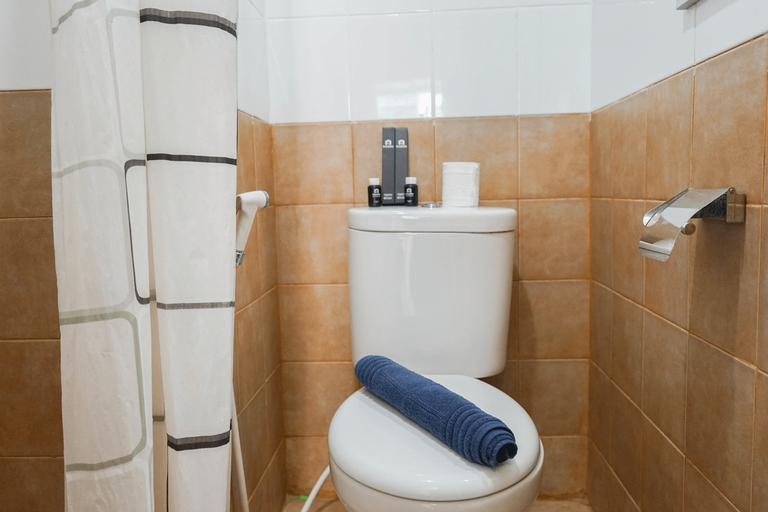 Bathroom 5, Cozy 2BR for 3 Pax Green Pramuka Apartment By Travelio, Jakarta Pusat