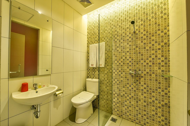 Bathroom 4, Cherry Homes Express Hotel, Bandung