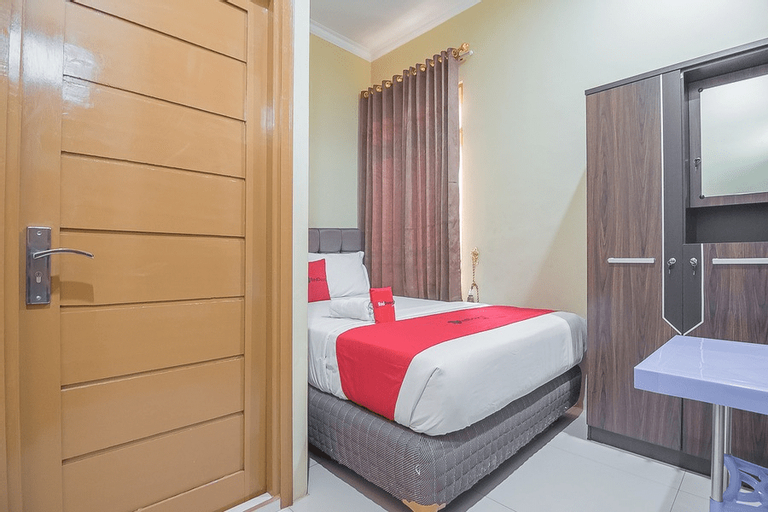 RedDoorz Plus near Syamsudin Noor Airport 3 - Tap to explore photos