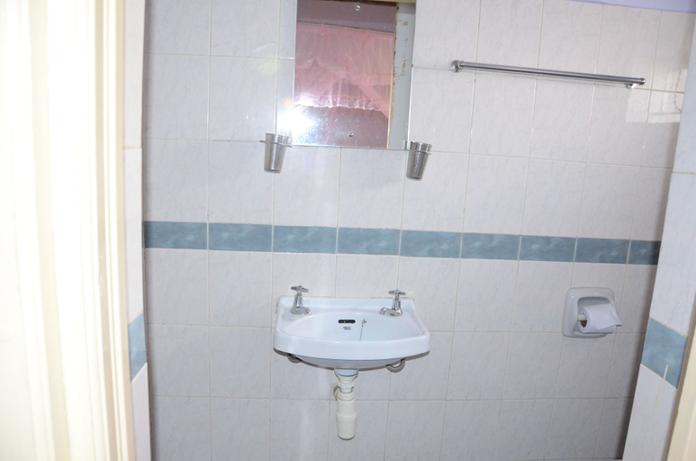 Bathroom 5, Midview Hotel Nairobi, Starehe