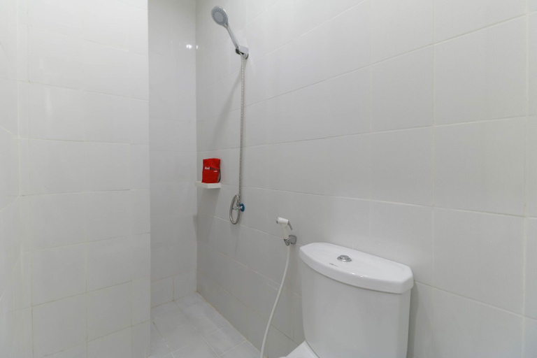 Bathroom 4, RedDoorz Plus @ Kapuk Business Park, North Jakarta