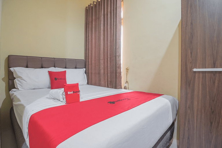 RedDoorz Plus near Syamsudin Noor Airport 3 - Tap to explore photos
