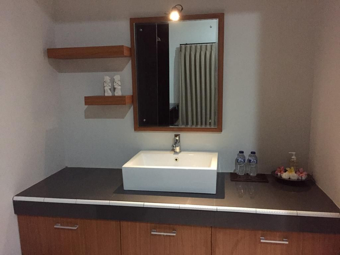 Bathroom 3, Semilir Senggigi Inn, Lombok