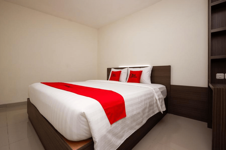 RedDoorz Plus near Paragon Mall Semarang - Tap to explore photos