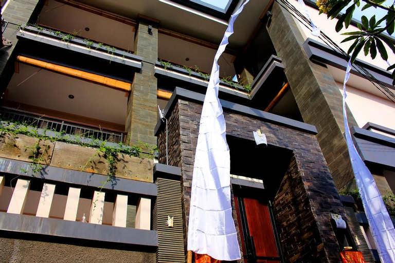 Exterior & Views 23