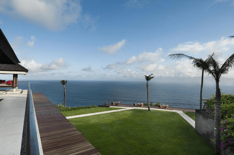 Exterior & Views