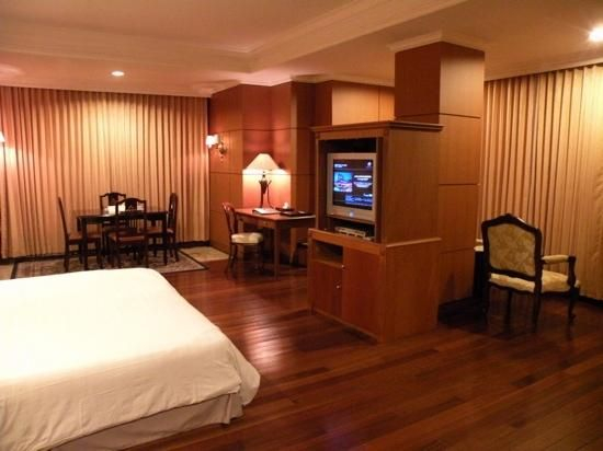 Royal Senyiur Hotel Pasuruan - Tap to explore photos