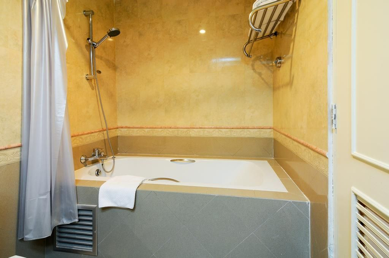 Bathroom 19