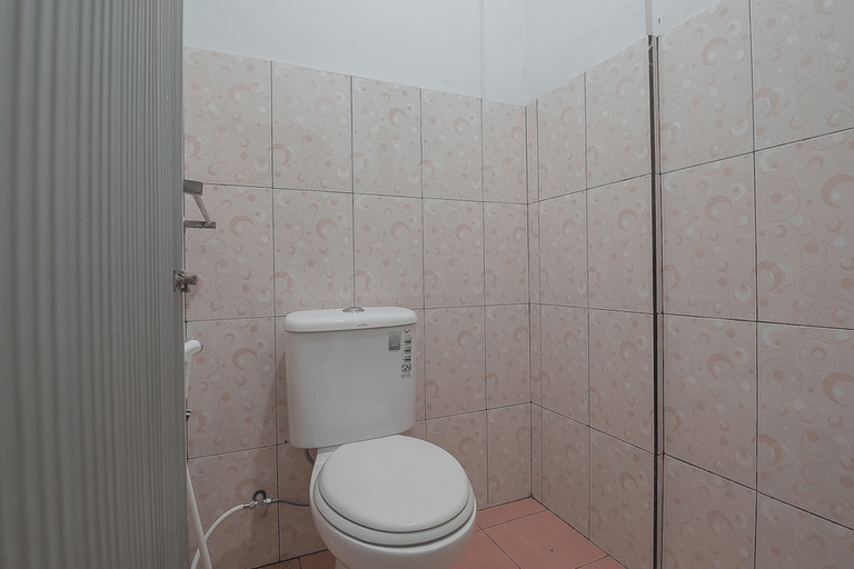 Bathroom 4, RedDoorz near RSUD Dr. Abdul Aziz Singkawang, Singkawang