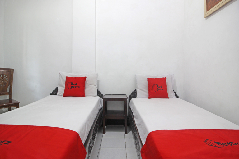 RedDoorz Plus @ Taman Siswa 3 - Tap to explore photos