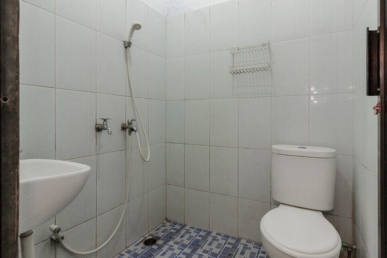 Bathroom 3, RedDoorz @ Malalayang 2 Manado, Manado