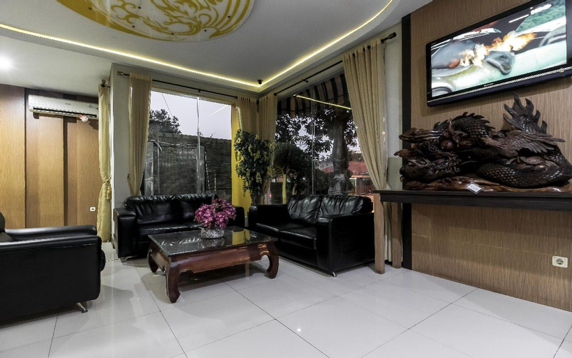 Public Area 3, RedDoorz Plus @ Tuparev Cirebon, Cirebon