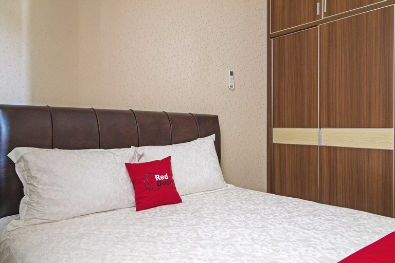 Bedroom 5, RedDoorz Syariah near Mercu Buana University, West Jakarta
