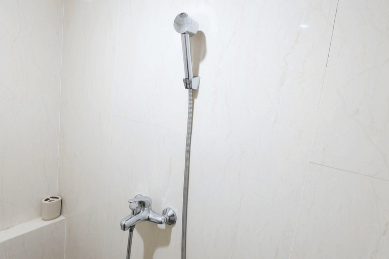 Bathroom 5, Comfy 2BR Apartment at Green Pramuka City By Travelio, Jakarta Pusat
