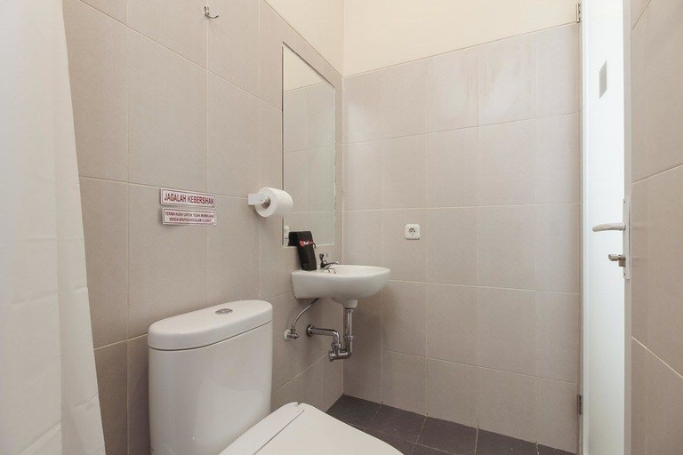 Bathroom 4, RedDoorz near Soekarno Hatta Airport, Tangerang
