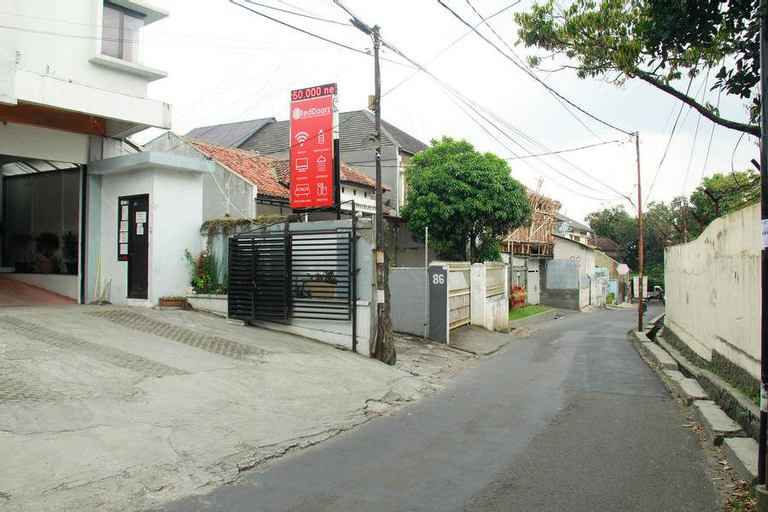 RedDoorz near Telkom Corporate University, Bandung